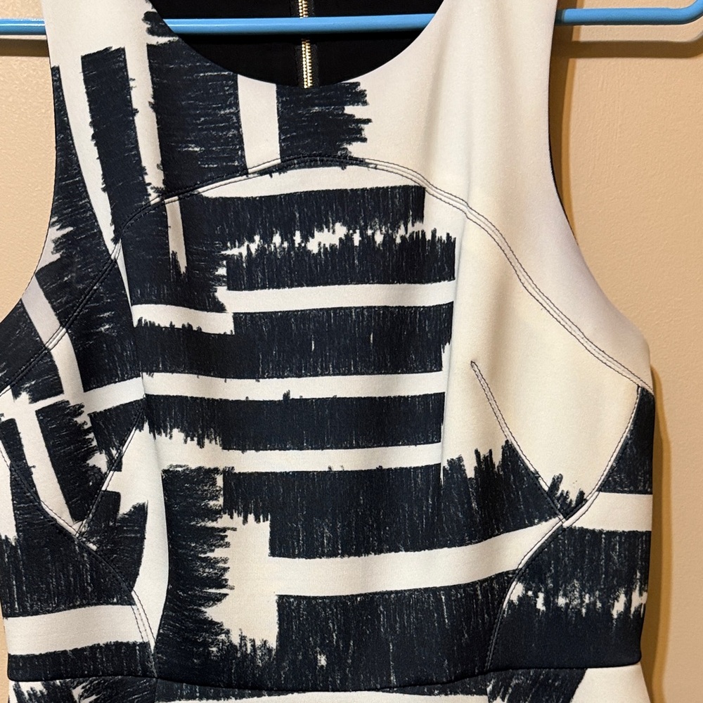 Hunter Bell Hannah Scuba Dress - Black & White Abstract - Size 8 - Picture 7 of 11